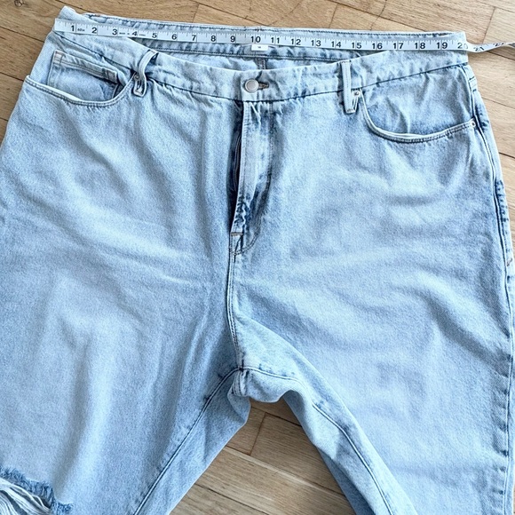 Good American Good Classic Distressed Straight Leg Jeans - Picture 11 of 14